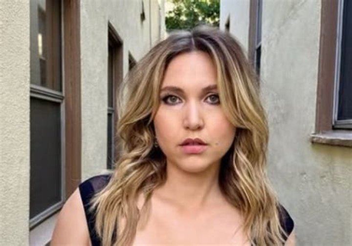 Unveiling The Net Worth And Love Life Of Comedian Taylor Tomlinson